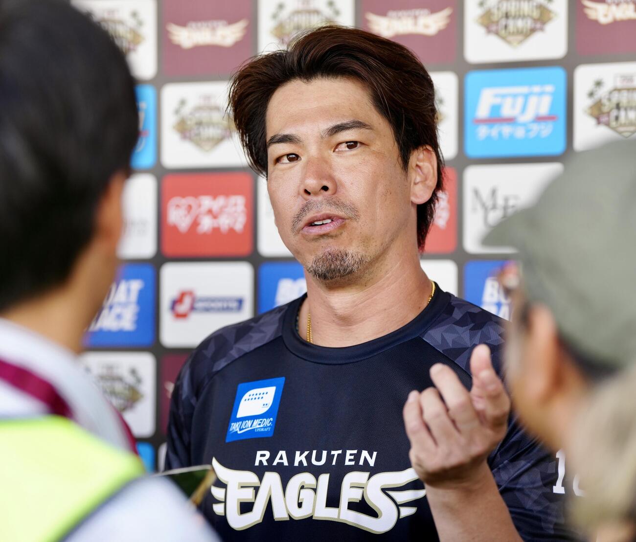 練習後、取材に応じる楽天前田健（撮影・江口和貴）