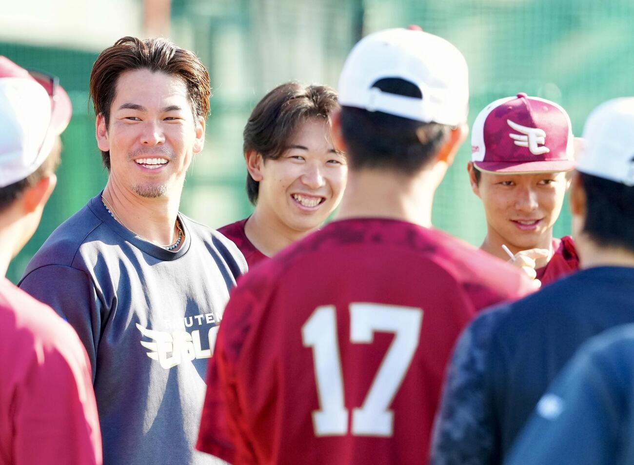 楽天対ロッテ　練習開始前の円陣で話を聞く、左から楽天前田健、伊藤樹、藤原（撮影・江口和貴）
