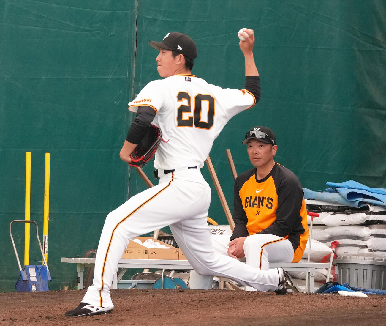 ブルペン投球する巨人戸郷（手前）を見つめる阿部監督（撮影・足立雅史）