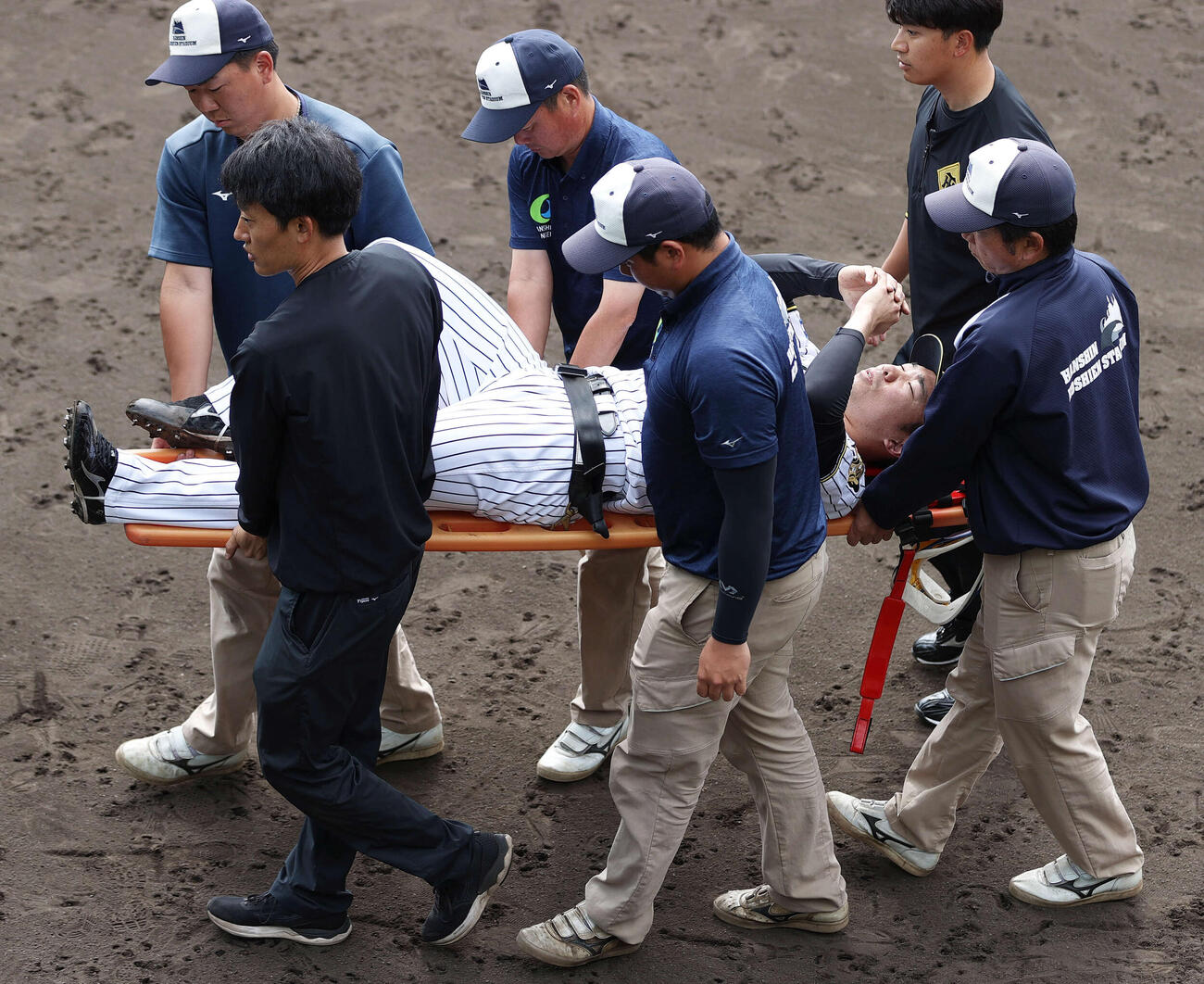 11日　阪神紅白戦　3回途中、担架で運ばれる阪神石井