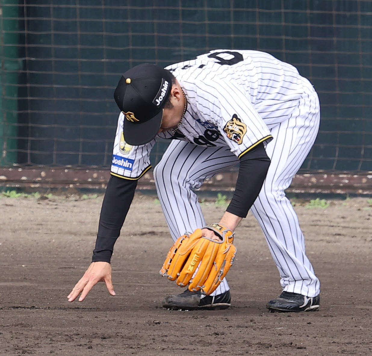 11日　紅白戦で負傷した石井はグラウンドに倒れ込む