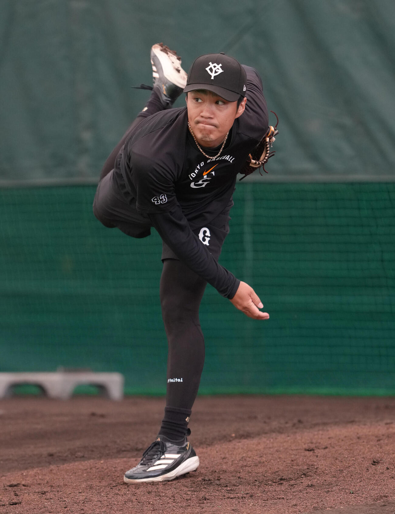 ブルペン投球する巨人則本（撮影・足立雅史）