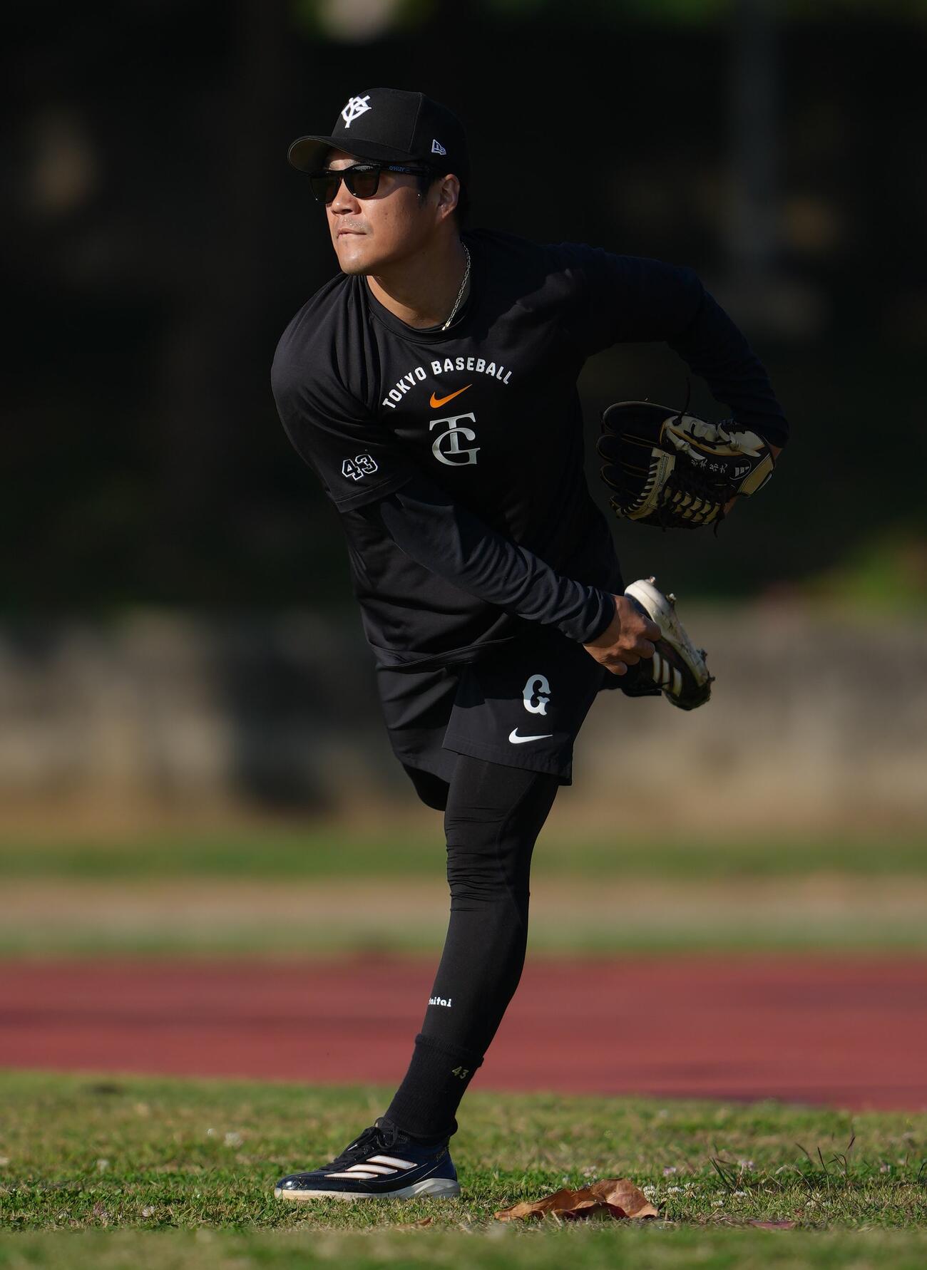 キャッチボールで調整する巨人則本（撮影・足立雅史）
