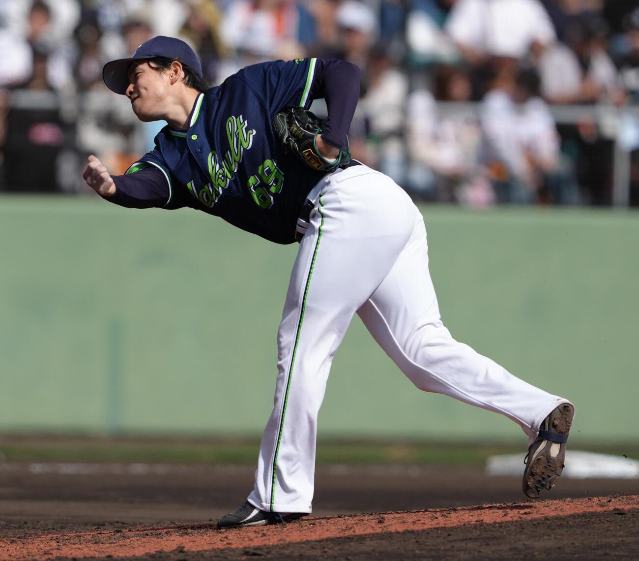 巨人対ヤクルト　5回から登板したヤクルト下川（撮影・足立雅史）
