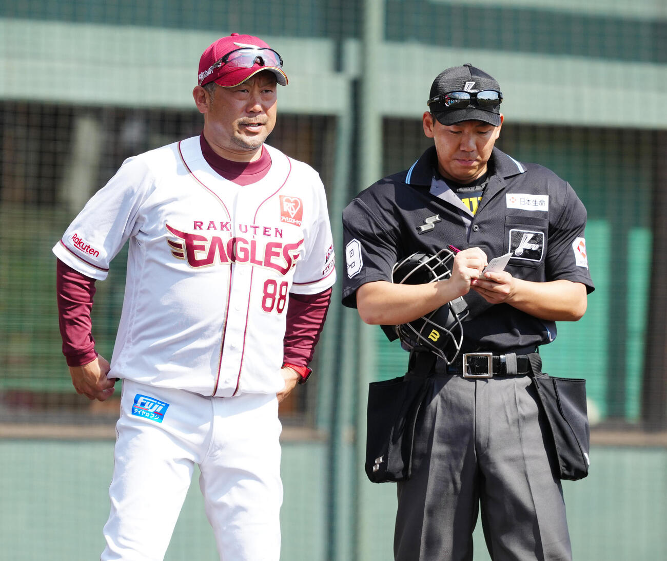 楽天対ロッテ　4回表開始前、選手交代を告げる楽天三木監督（左）（撮影・江口和貴）