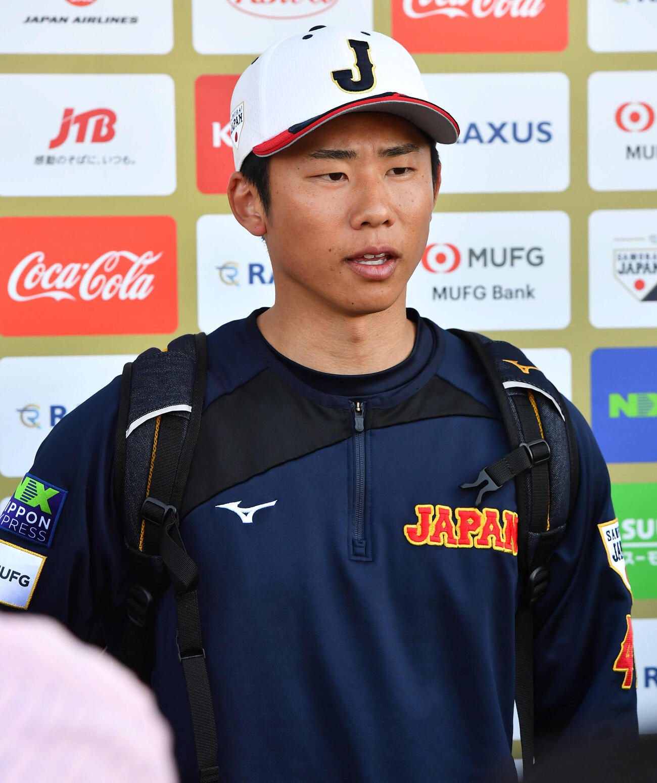 囲み取材を受ける侍ジャパン曽谷（撮影・岩下翔太）