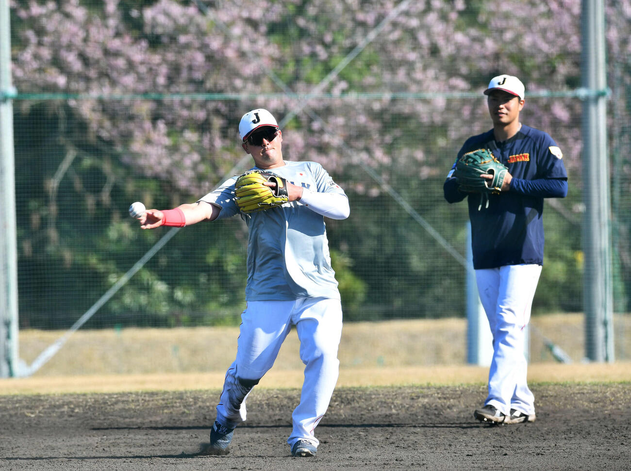 石垣（右）と特守を行う侍ジャパン牧（撮影・岩下翔太）