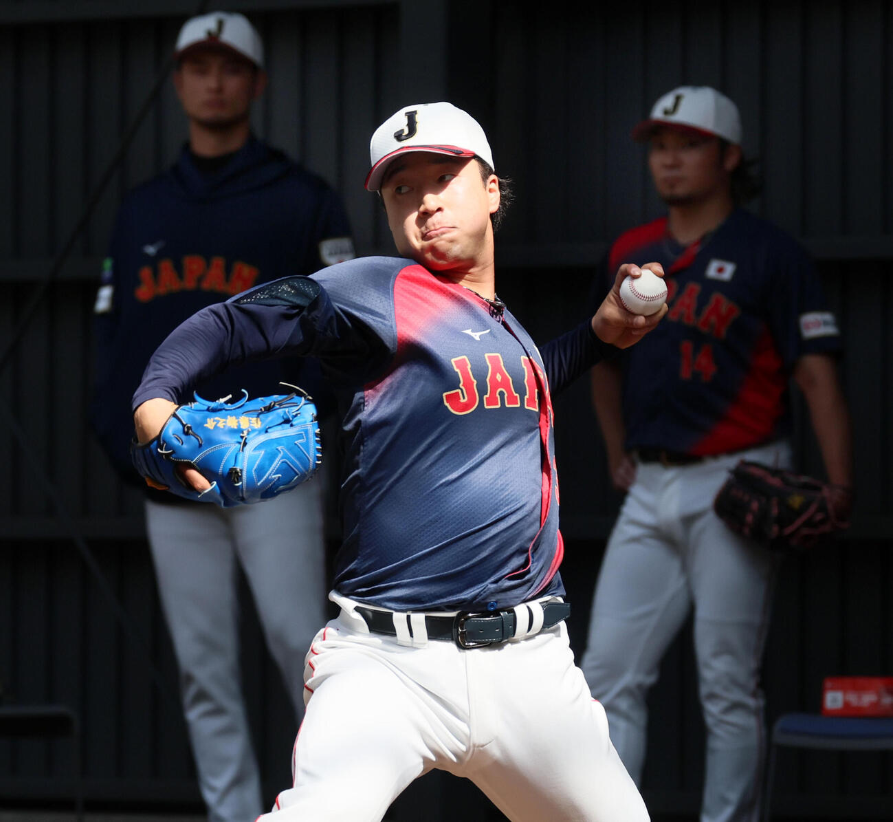 ブルペンでの投球練習する侍ジャパンサポートメンバーの佐藤柳（撮影・加藤哉）