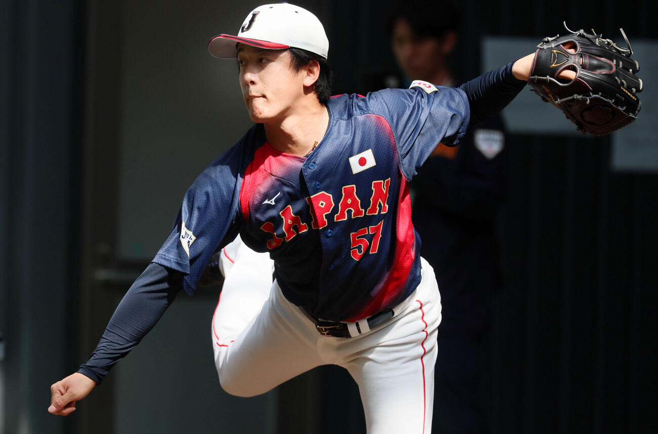 ブルペンで投球練習する侍ジャパン北山（撮影・加藤哉）