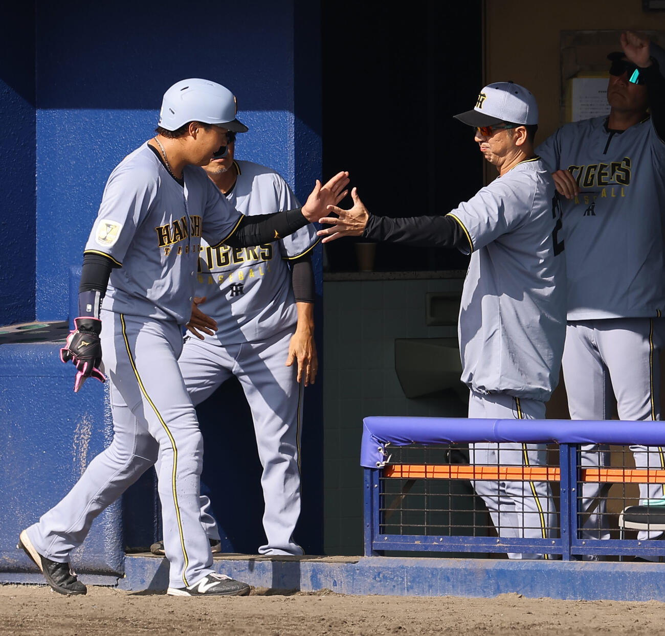 中日対阪神　6回表阪神2死二塁、浜田の同点適時打で生還した大山（左）をハイタッチで出迎える藤川監督（撮影・上田博志）