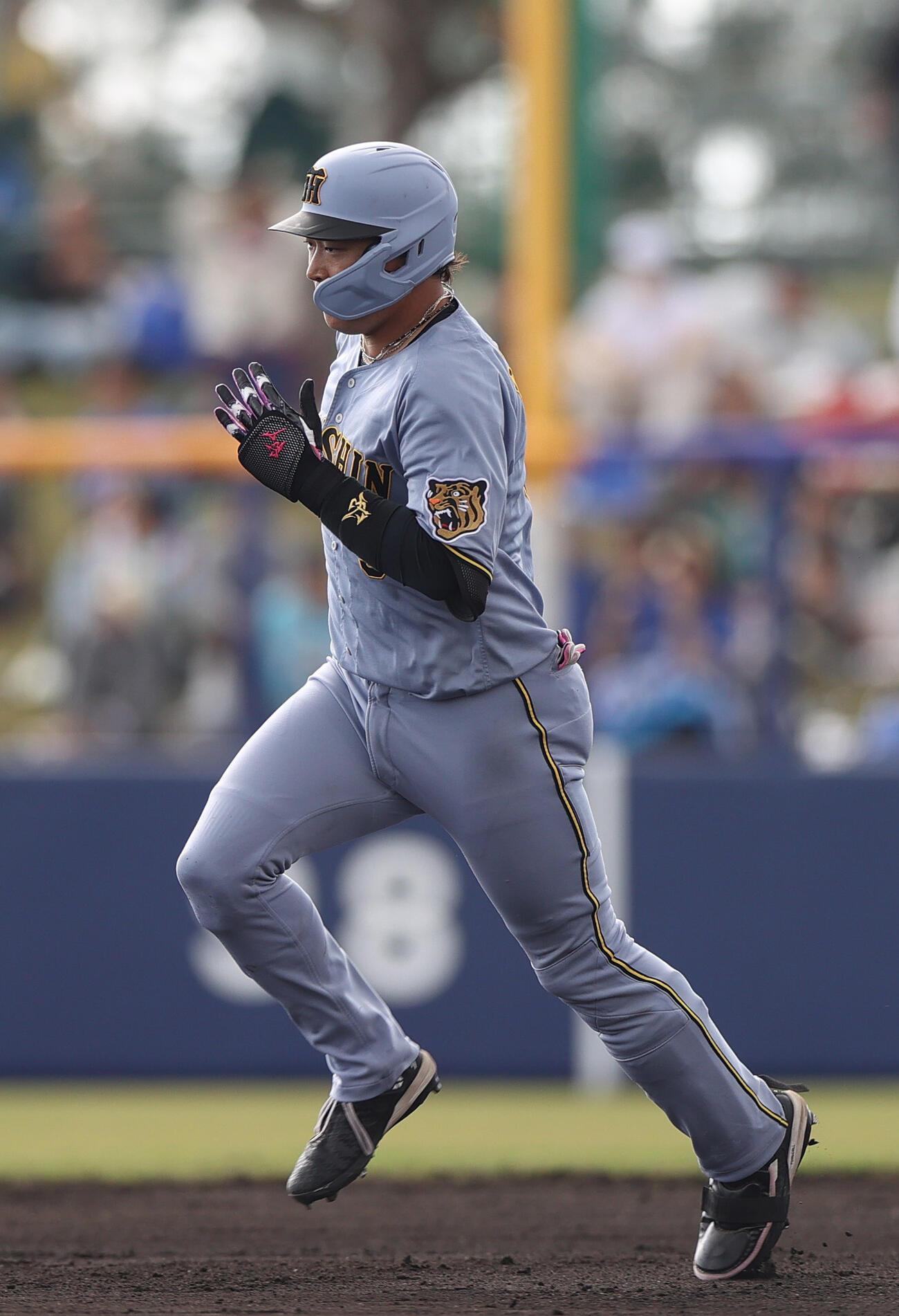 オープン戦　中日対阪神　6回表阪神2死、大山は中二塁打を放ち二塁に向かう（撮影・上山淳一）