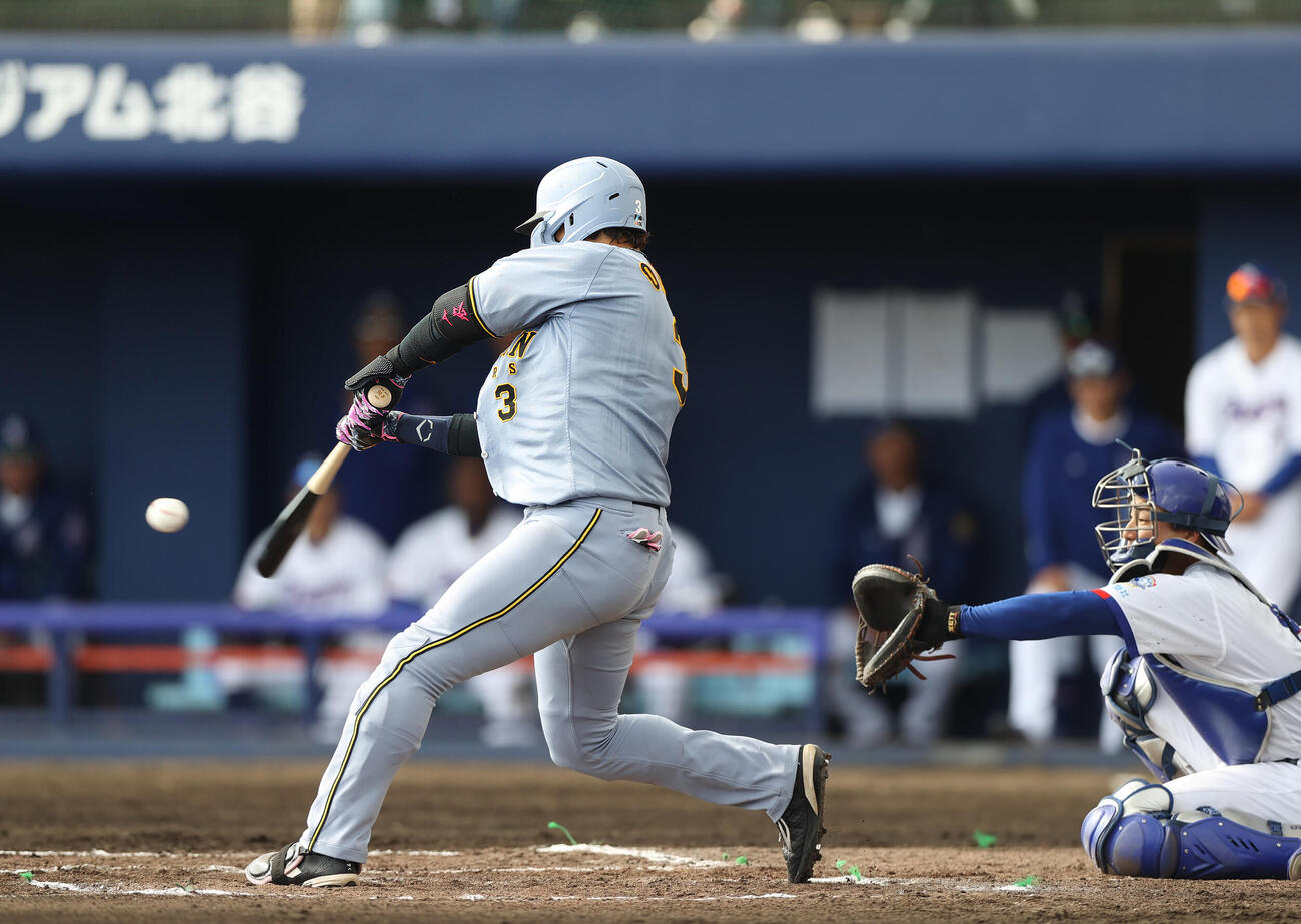 オープン戦　中日対阪神　6回表阪神2死、大山は中二塁打を放つ（撮影・上山淳一）