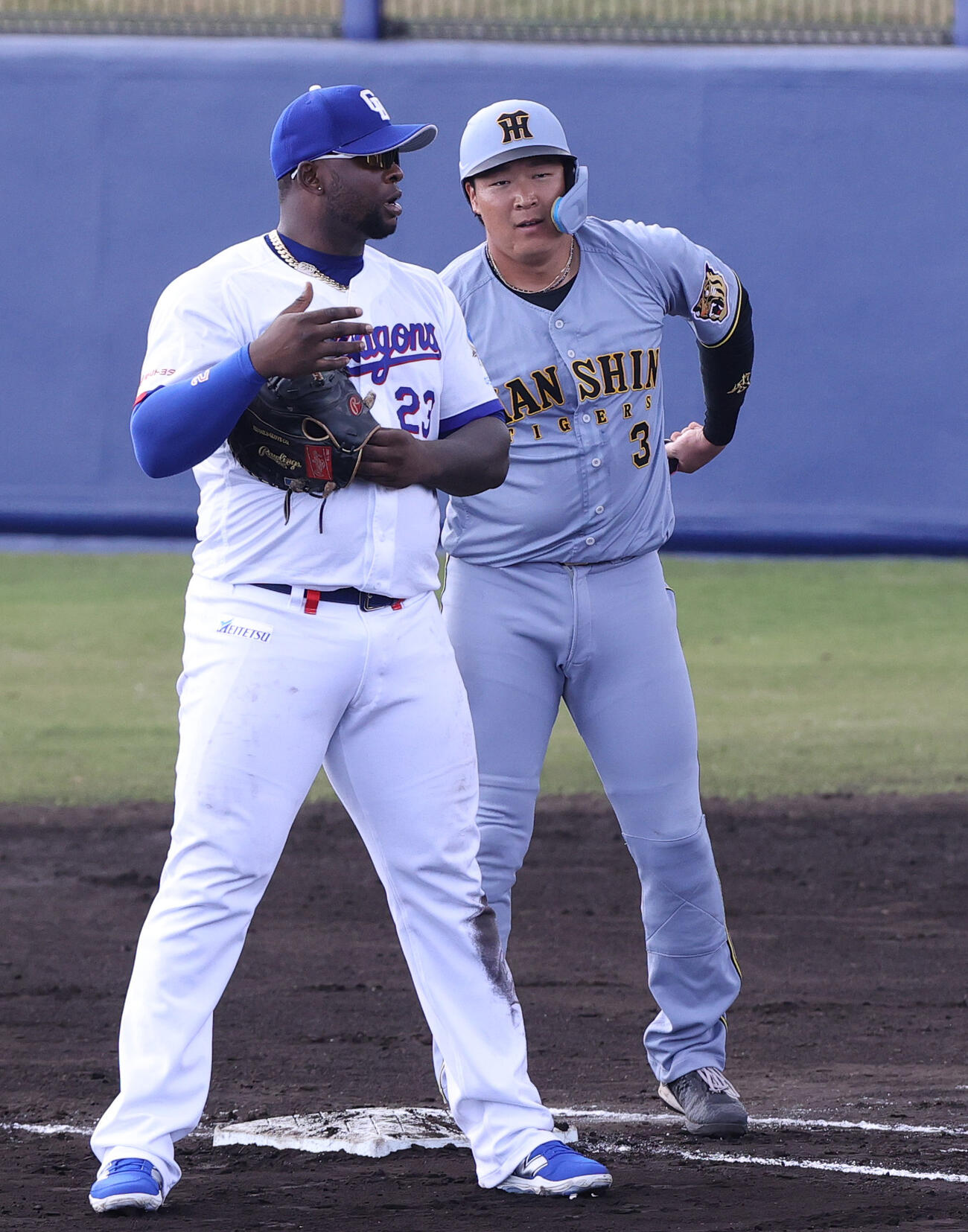 オープン戦　中日対阪神　4回表阪神1死、大山は右前打を放つ。左は一塁手サノー（撮影・上山淳一）