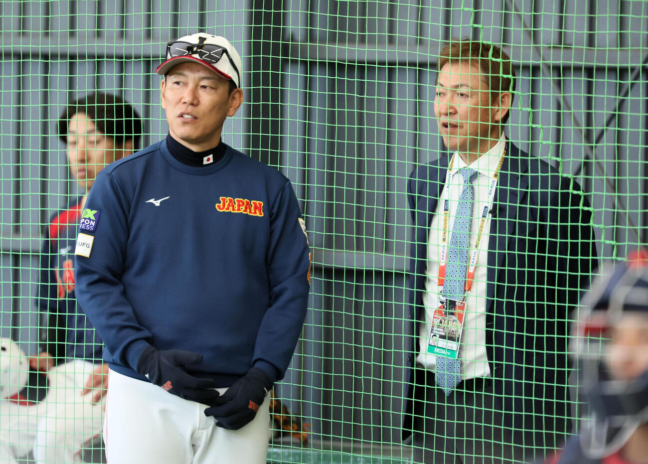 侍ジャパン井端監督（左）は立浪氏と話す（撮影・加藤哉）