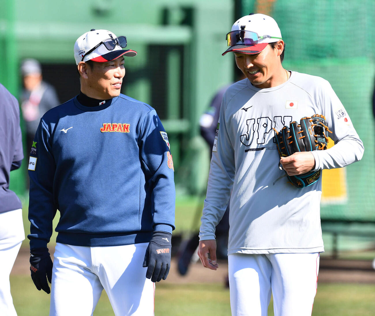 侍ジャパン源田（右）と話す井端監督（撮影・岩下翔太）