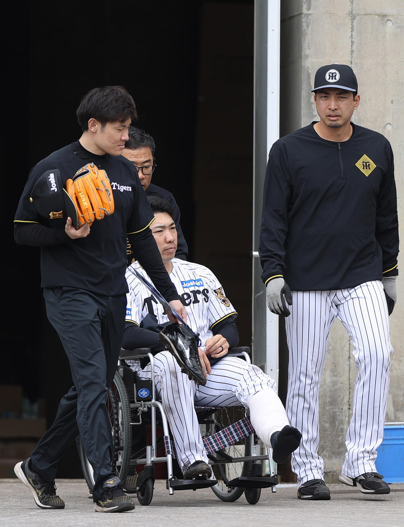 11日　車椅子で運ばれる阪神石井（右から2人目）