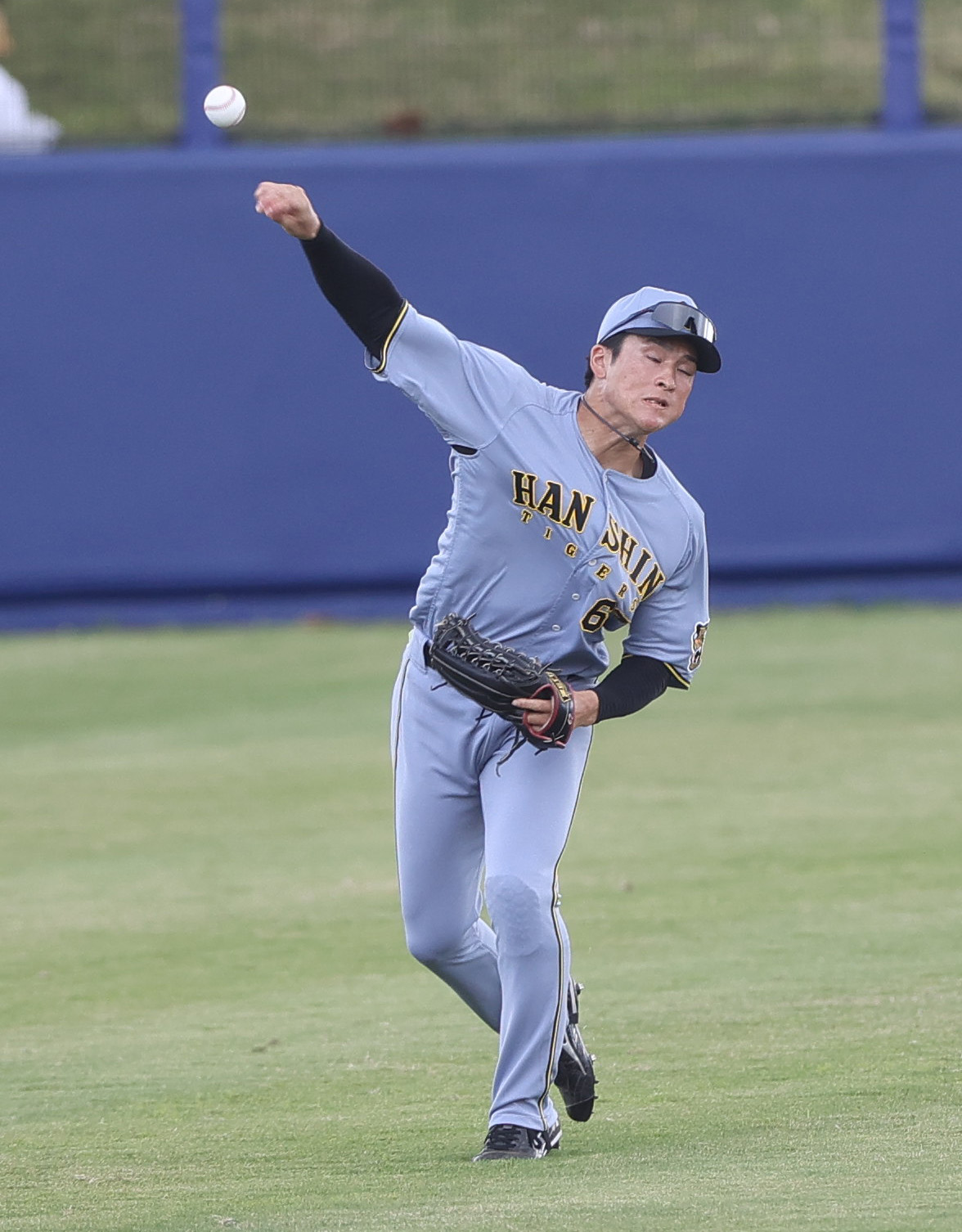 オープン戦　中日対阪神　2回裏中日2死二、三塁、辻本の中前適時打で本塁を狙った二走福永を刺す中堅手高寺（撮影・上山淳一）