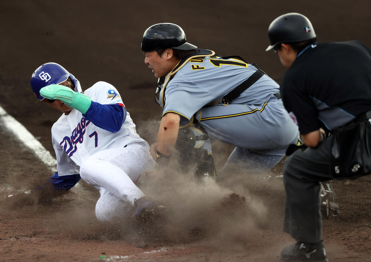 オープン戦　中日対阪神　2回裏中日2死二、三塁、二走福永（左）は辻本の中前適時打で本塁突入も憤死する、捕手伏見（撮影・上山淳一）