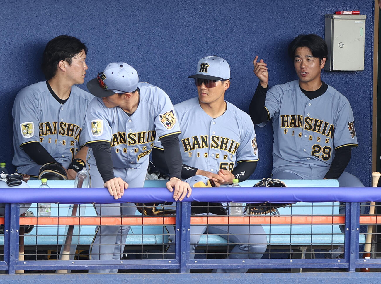 オープン戦　中日対阪神　阪神高橋（右）は登板を終え、伏見（左）とベンチで話す（撮影・上山淳一）