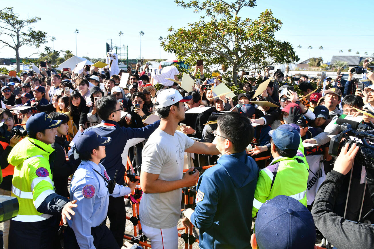 帰宿前に侍ジャパンアドバイザーのダルビッシュがサイン会を行い、多くのファンが集まる（撮影・岩下翔太）