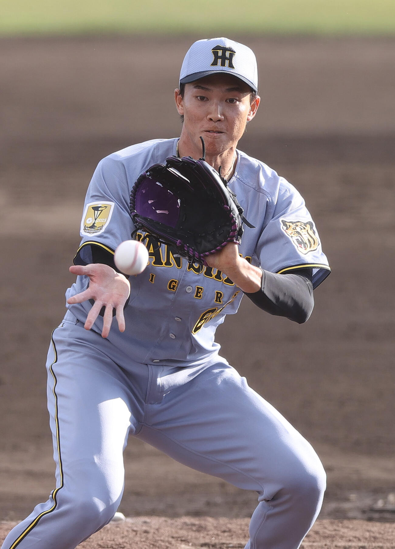 中日対阪神　9回裏中日2死二塁、湯浅は樋口の投ゴロに反応する（撮影・上山淳一）