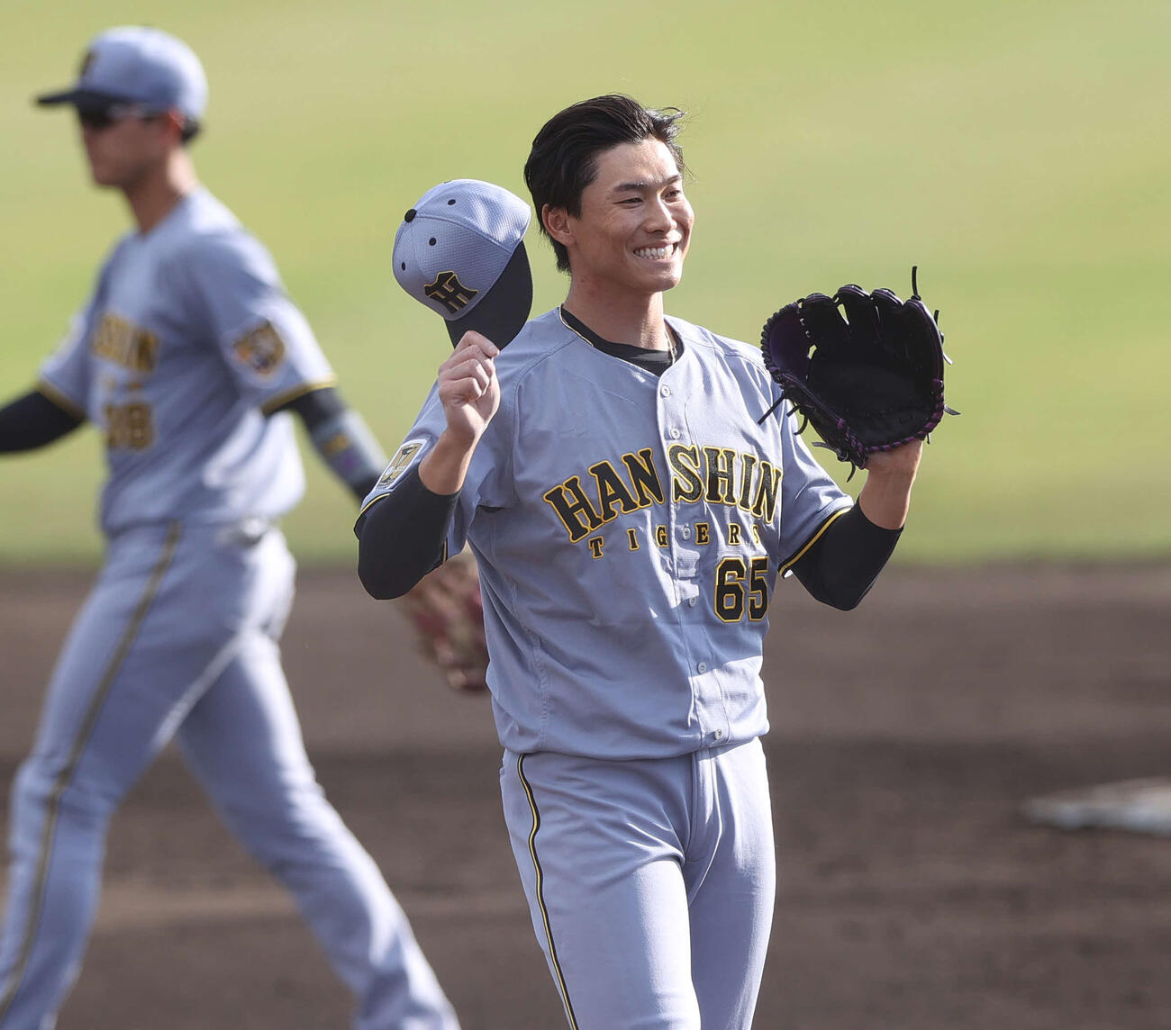 中日対阪神　9回裏に登板の阪神湯浅はマウンドで笑顔を見せる（撮影・上山淳一）