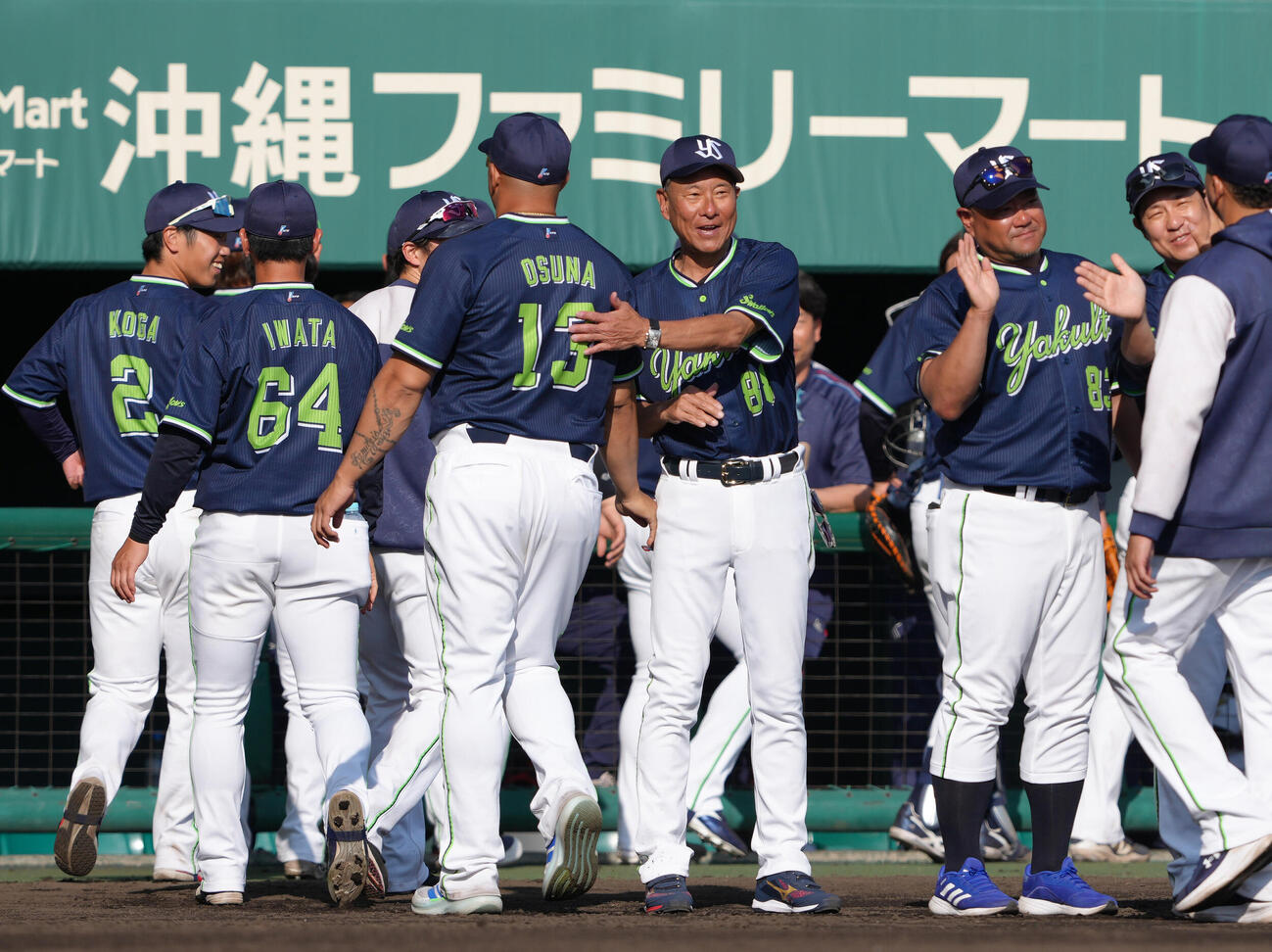 巨人対ヤクルト　巨人に勝利し選手らをねぎらうヤクルト池山監督（中央右）（撮影・足立雅史）
