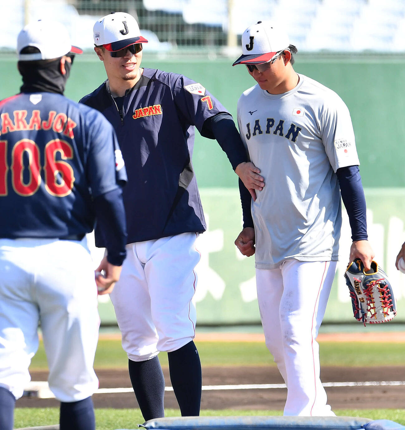 侍ジャパン森下（右）のお腹をさわる佐藤（撮影・岩下翔太）