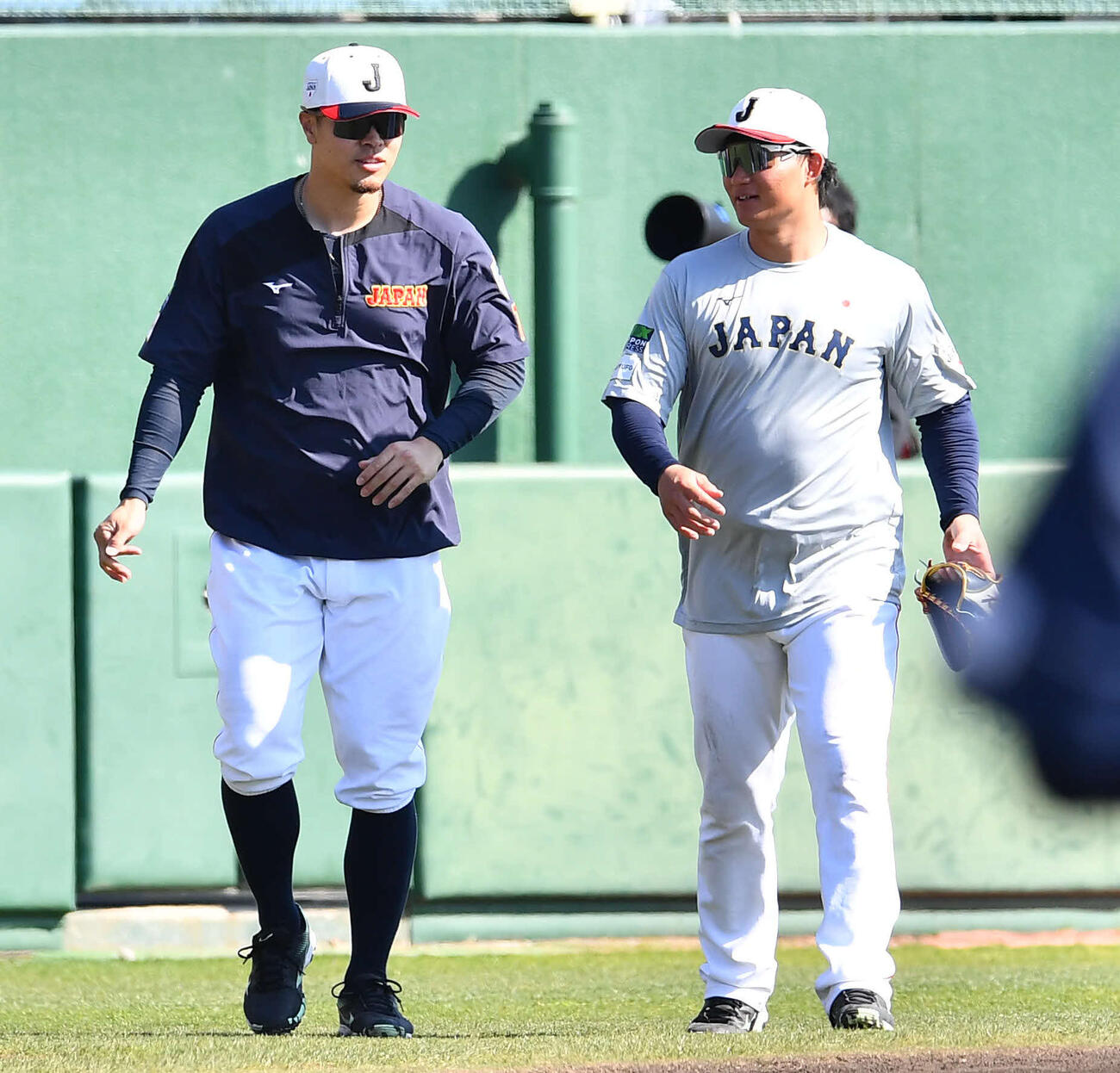 グラウンドで話し合う侍ジャパン佐藤（左）と森下（撮影・岩下翔太）