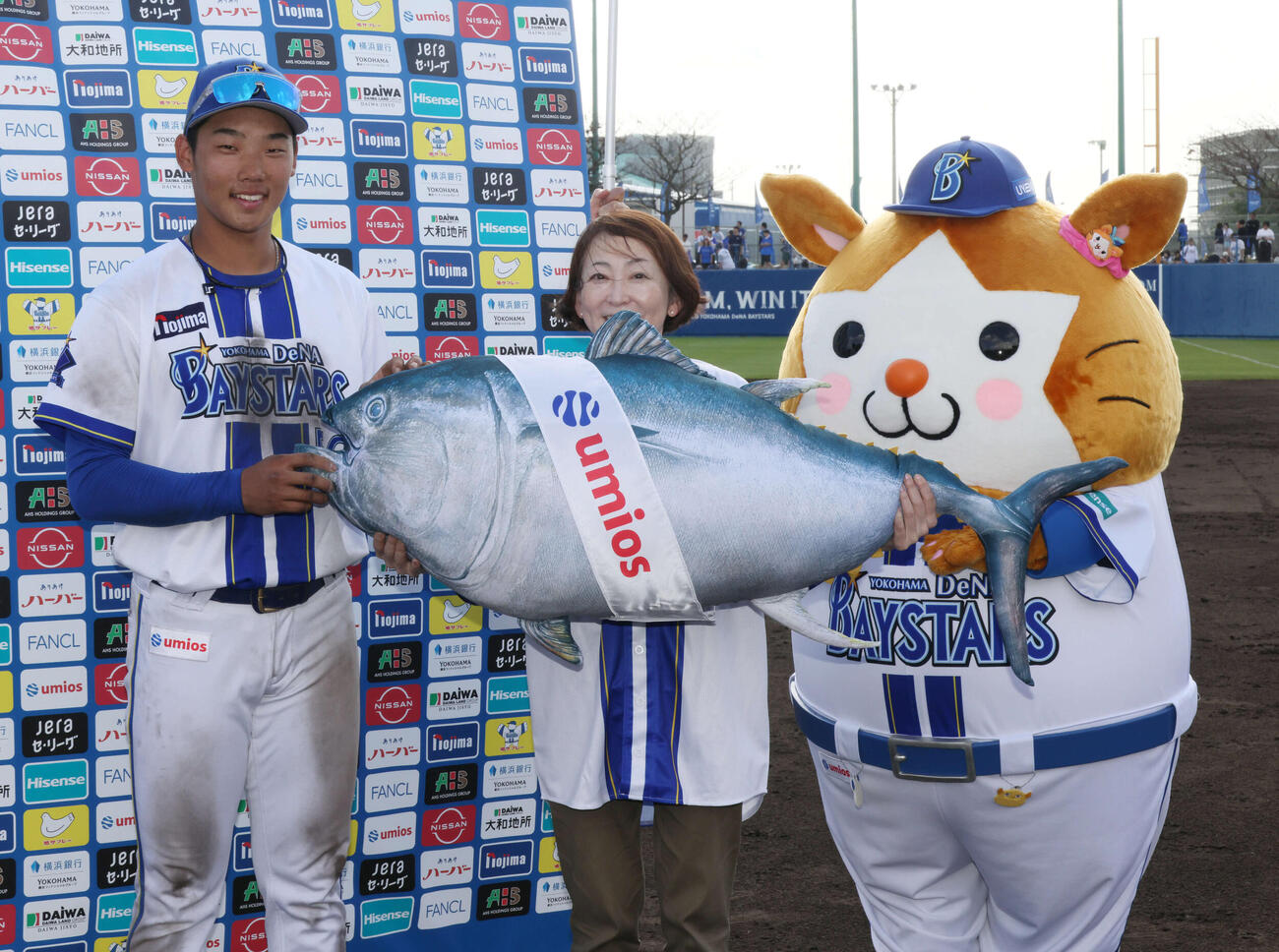 DeNA対広島　ヒーローインタビューを受けた田内（左）（撮影・加藤孝規）