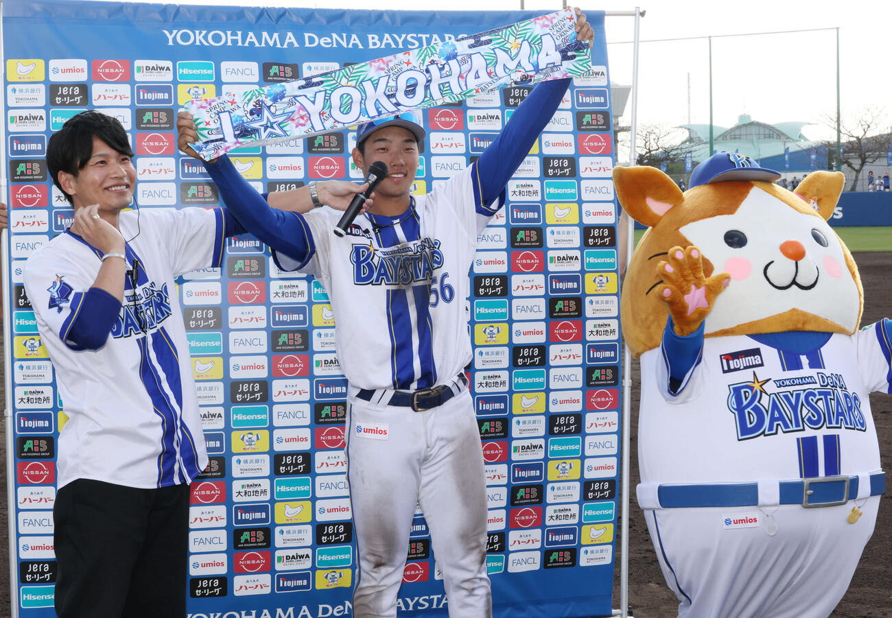 DeNA対広島　ヒーローインタビューを受ける田内（中央）（撮影・加藤孝規）