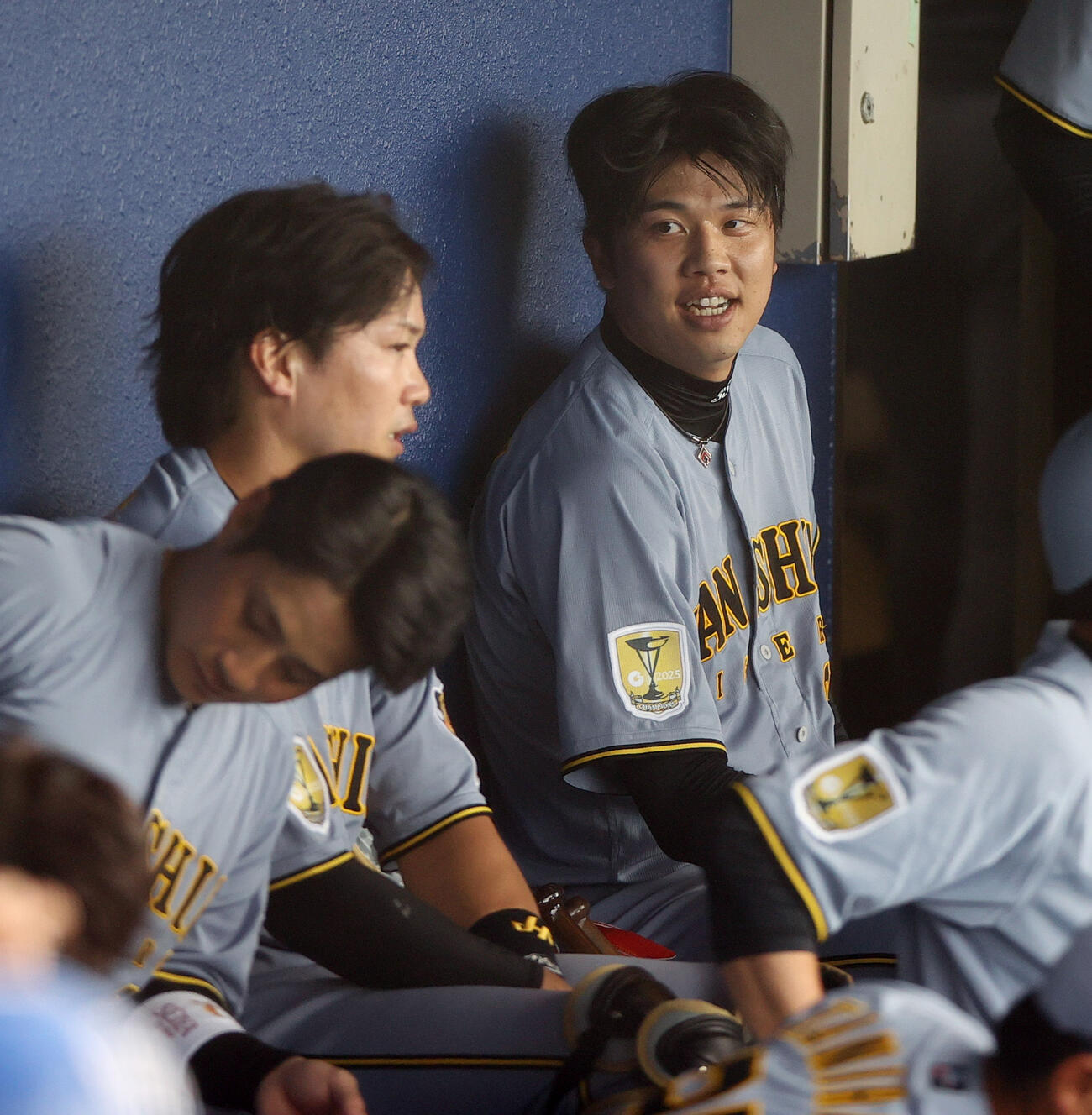 オープン戦　中日対阪神　3回裏を終えた阪神才木（右）はベンチで捕手伏見と笑顔で話す（撮影・上山淳一）