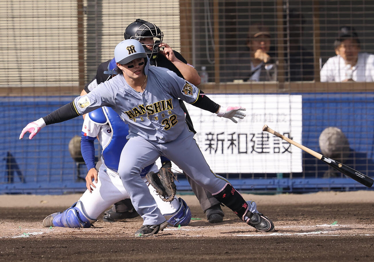中日対阪神　6回表阪神2死二塁、浜田は同点適時打を放つ（撮影・上田博志）