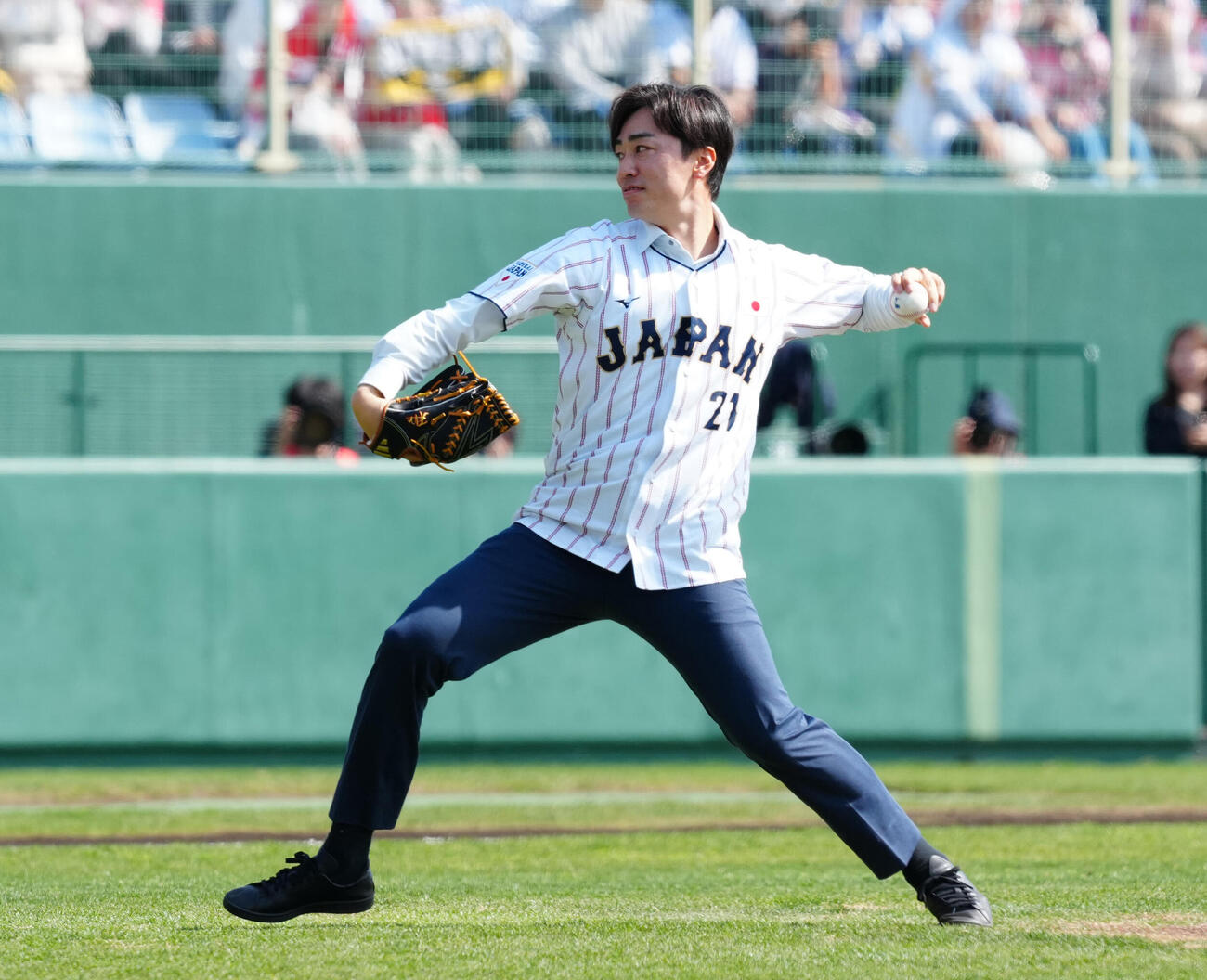 日本対ソフトバンク　始球式を務める和田氏（撮影・垰建太）
