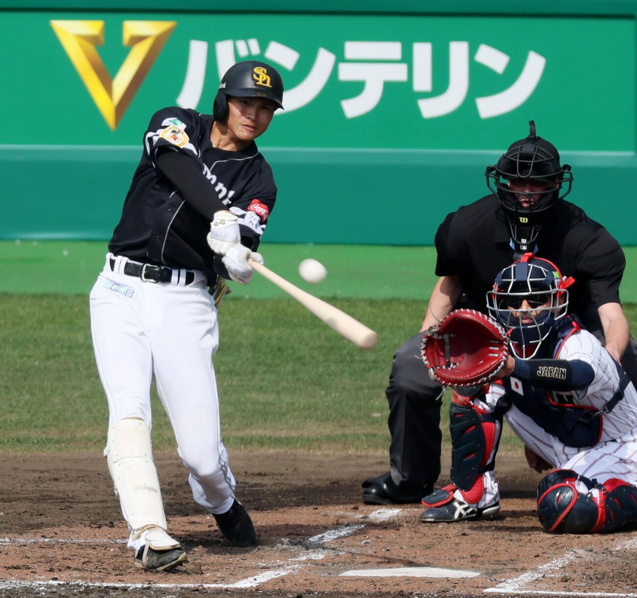 日本対ソフトバンク　2回表ソフトバンク2死、笹川は右越えソロ本塁打を放つ（撮影・加藤哉）
