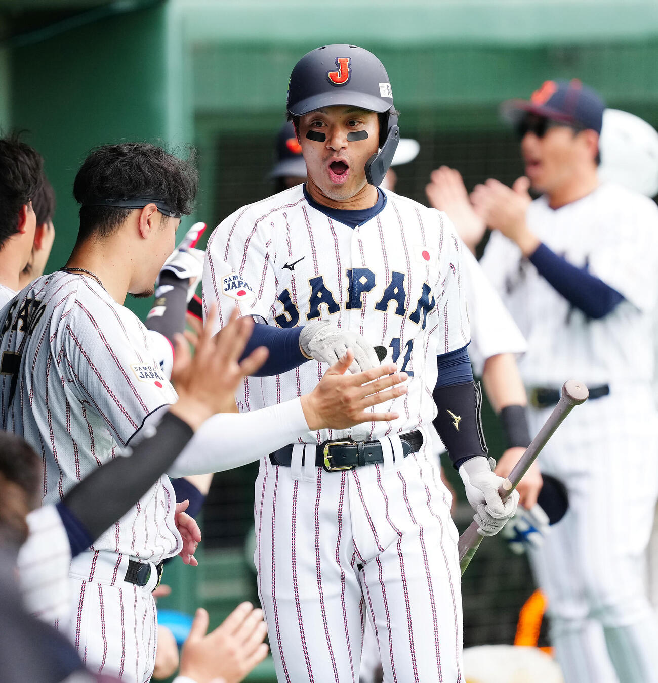 日本対ソフトバンク　3回裏日本無死一塁、2点本塁打を放ちナインの出迎えを受ける坂本（撮影・垰建太）