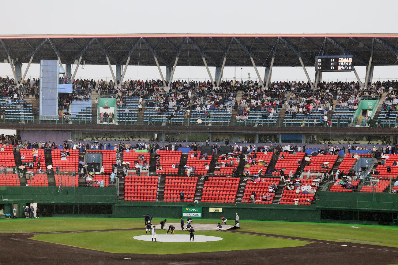 日本対ソフトバンク　5回裏日本無死、攻撃前からの降雨で中断となる（撮影・加藤哉）