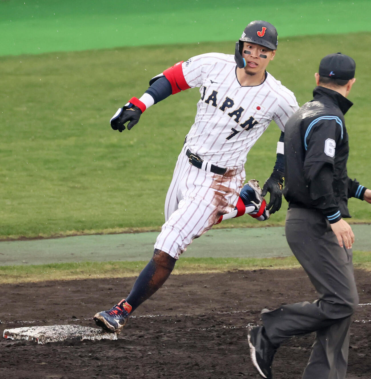 日本対ソフトバンク　5回裏日本2死一、三塁、佐藤は中越え2点適時二塁打を放つ（撮影・加藤哉）