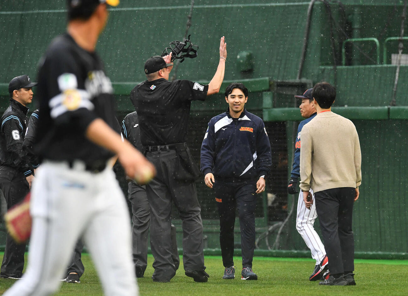 日本対ソフトバンク　7回表終了後、主審が雨天コールドゲームを宣言。右から2人目は井端監督（撮影・岩下翔太）