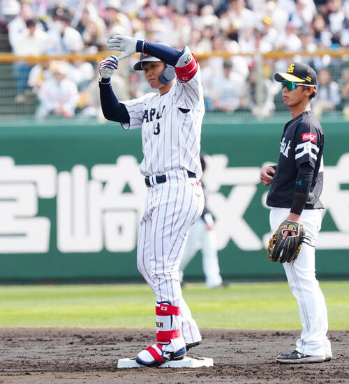 日本対ソフトバンク 1回裏日本無死満塁、適時二塁打を放ちポーズを決める森下(撮影・垰建太)