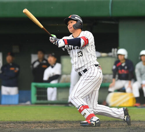 日本対ソフトバンク 5回裏日本2死二塁、森下は左越え2点本塁打を放つ(撮影・岩下翔太)