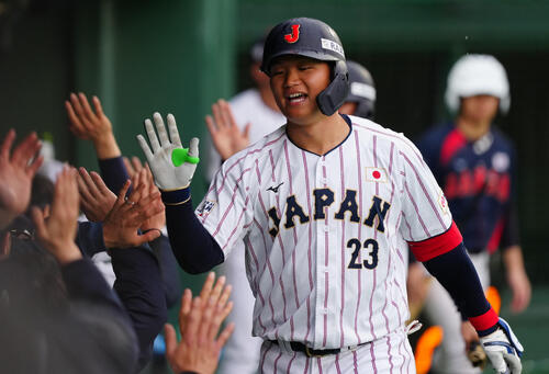 日本対ソフトバンク 5回裏日本2死二塁、2点本塁打を放ちナインの出迎えを受ける森下(撮影・垰建太)