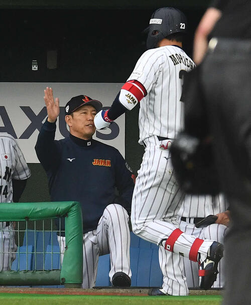 日本対ソフトバンク 5回裏日本2死二塁、左越え2点本塁打を放った森下(右)とタッチを交わす井端監督(撮影・岩下翔太)