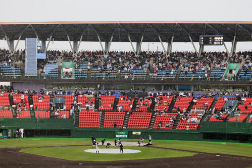 日本対ソフトバンク 5回裏日本無死、攻撃前からの降雨で中断となる(撮影・加藤哉)