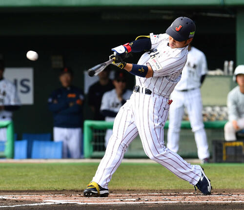 日本対ソフトバンク 1回裏日本無死、近藤は中前安打を放つ(撮影・岩下翔太)