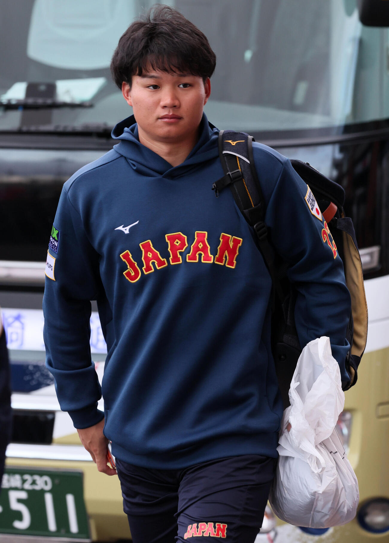 日本対ソフトバンク　球場に到着した侍ジャパン森下（撮影・加藤哉）