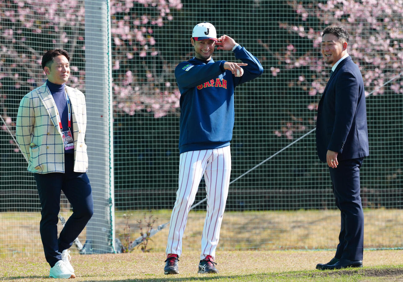 談笑するダルビッシュ（中央）と中田氏（右）と杉谷氏（撮影・垰建太）