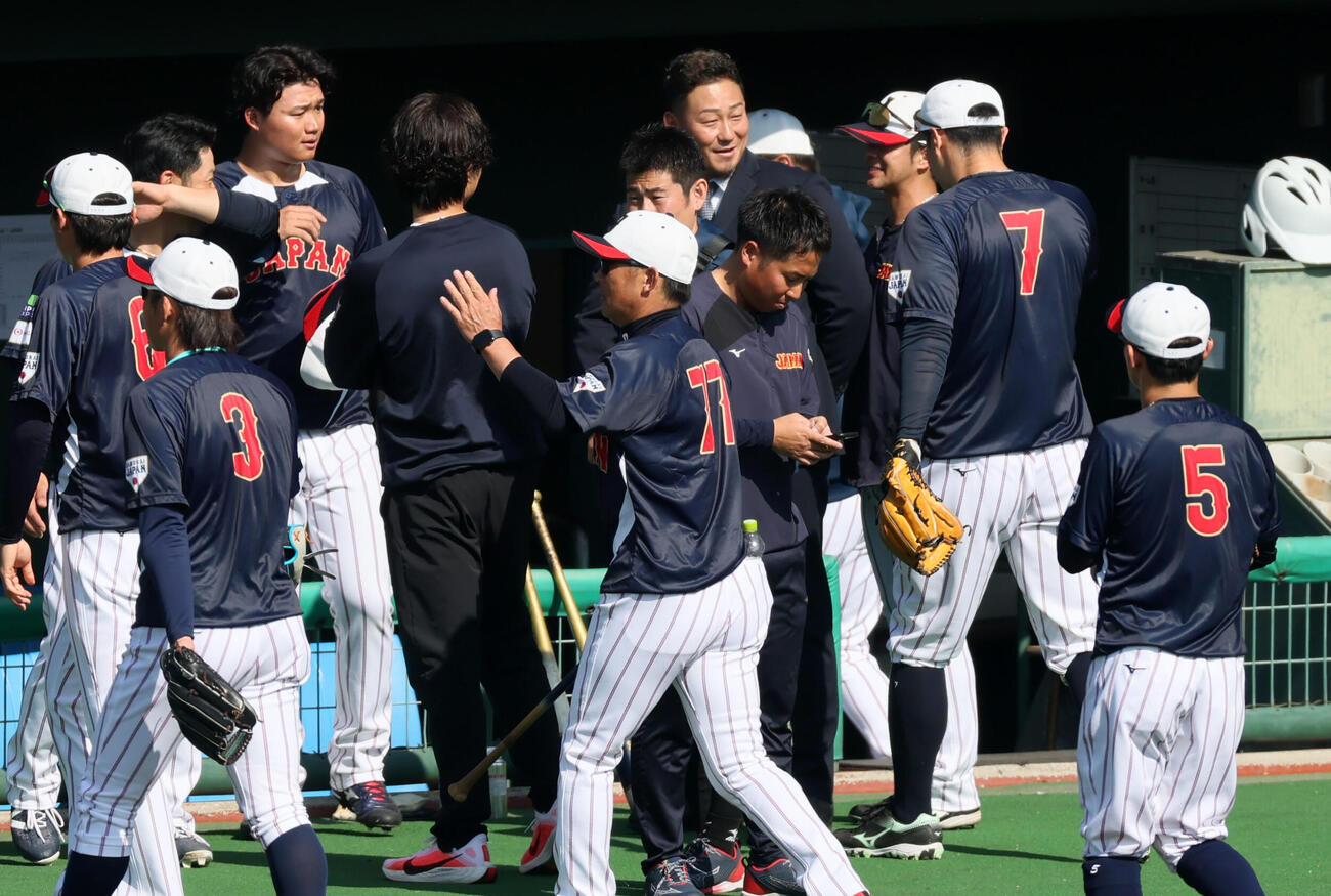 日本対ソフトバンク　ベンチ前では中田氏が侍ジャパン佐藤輝（右）らナインとあいさつ。左は森下（撮影・加藤哉）