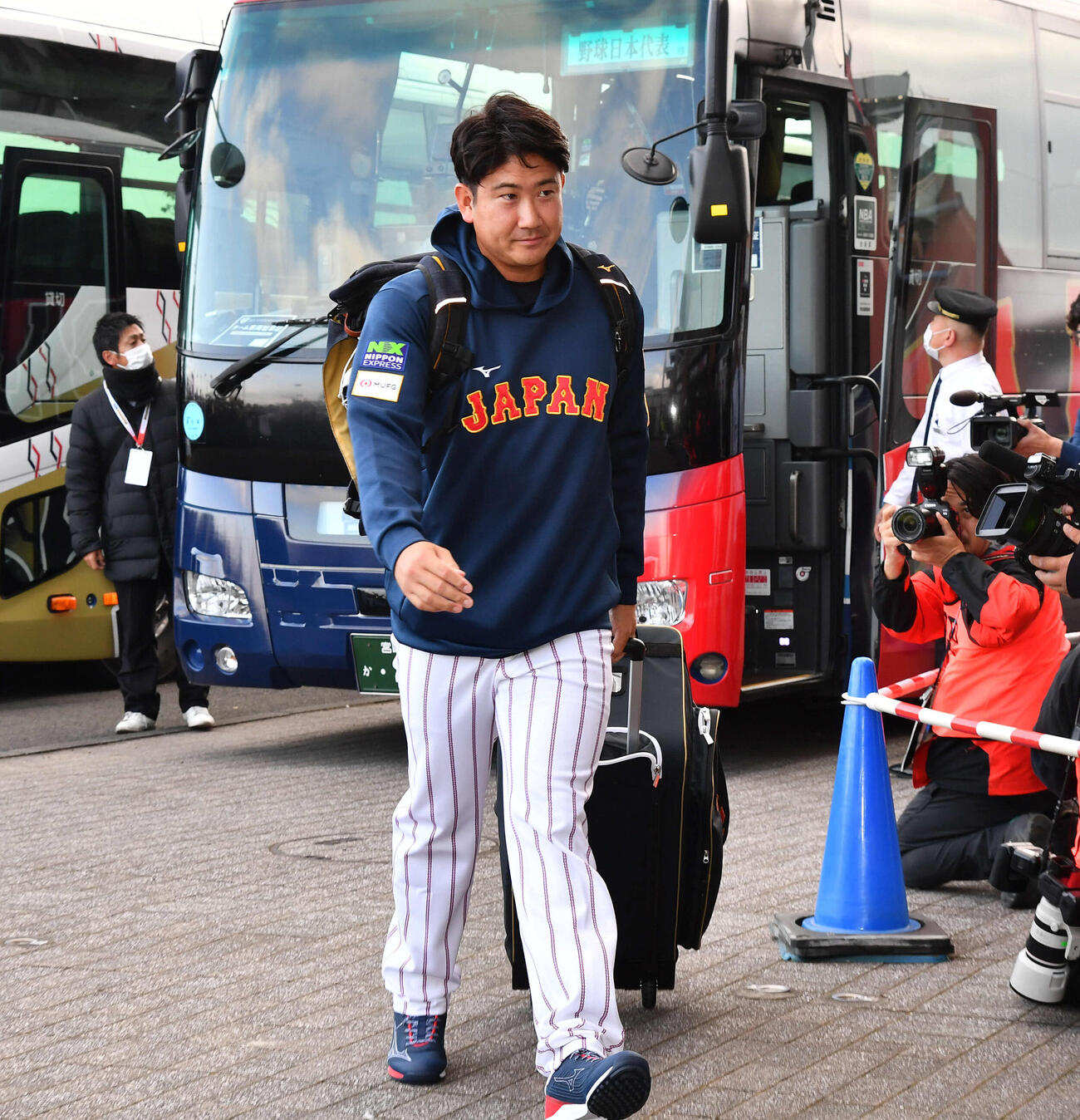 球場入りする侍ジャパン菅野（撮影・岩下翔太）