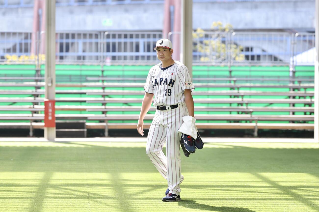 ユニホーム姿でブルペンを移動する菅野（撮影・河田真司）